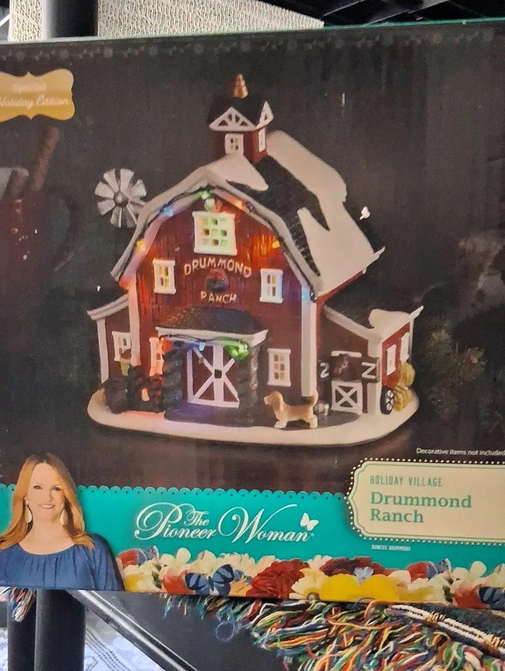 BNIB 65The Pioneer Woman Holiday Village Drummond Ranch Barn Figurine